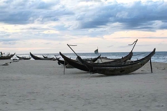 Gần Sầm Sơn có một bãi biển hoang sơ, không hàng quán, không xô bồ, đẹp đến ngỡ ngàng