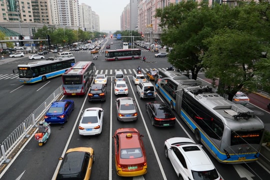 Thủ đô Bắc Kinh của Trung Quốc đã hạn chế xe xăng, chuyển sang đi xe điện như thế nào trong 10 năm qua?