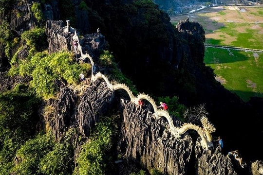 Cách Hà Nội 100km có một “ngọn núi rồng” ngoạn mục: Đẹp siêu thực như phim cổ trang