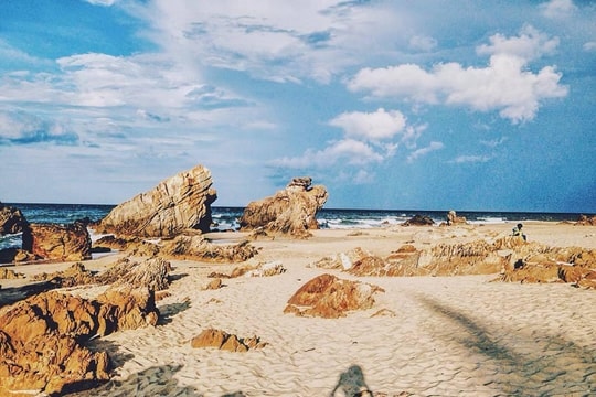 Giữa miền Trung có một bãi biển kỳ lạ như sở thú hóa thạch: Những tảng đá như voi, cóc, hổ… nhảy múa giữa sóng xanh