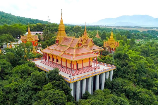 Miền Tây có một ngôi chùa treo giữa hư không: Vừa nhìn thấy trời, vừa nghe gió đồng thì thầm
