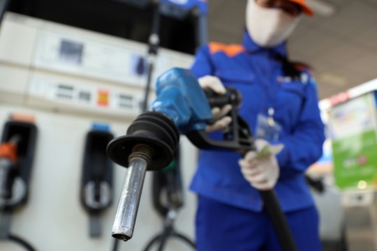 Giá xăng dầu hôm nay 20/7: Tiếp tục giảm