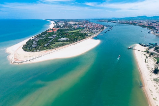 Giữa miền Trung có một bãi biển trong veo như mới tinh mỗi sớm mai, đẹp quanh năm