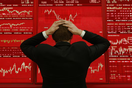 Một cổ phiếu đang tăng thần tốc bỗng chốc “bán không ai mua”, nhà đầu tư đối mặt nguy cơ lỗ nặng