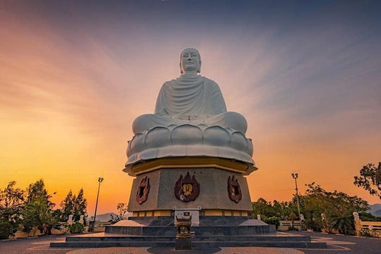 Ngôi cổ tự hơn 100 năm tuổi như treo giữa trời: 193 bậc đá dẫn tới Phật trắng uy nghi giữa phố biển