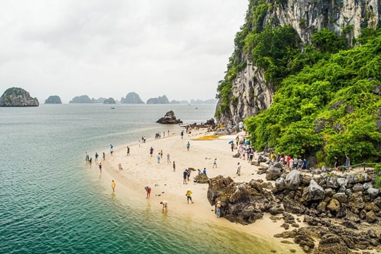 Một hòn đảo hình trăng giữa vịnh Hạ Long: Từ bãi tắm đẹp nhất đến đỉnh núi ngắm toàn cảnh như tranh