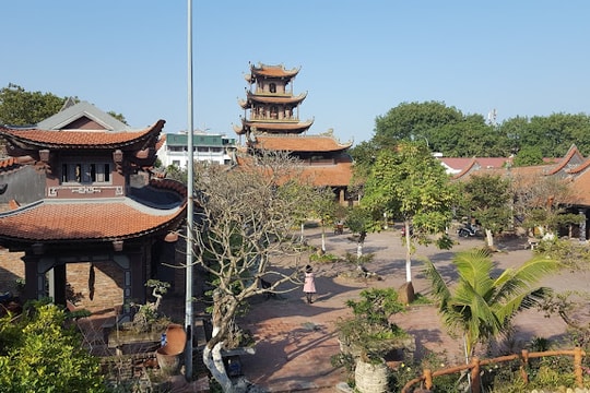 Chùa gốm sứ độc đáo bậc nhất Việt Nam bên làng nghề nghìn năm tuổi: Vừa đẹp lạ, vừa linh thiêng kỳ bí