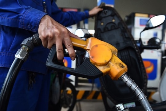 Giá xăng dầu hôm nay 10/11/2025: Khởi sắc đầu tuần, thị trường kỳ vọng nhu cầu phục hồi