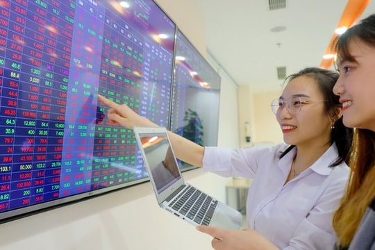 Cổ phiếu chứng khoán được khuyến nghị chờ mua nhờ hưởng lợi từ khách hàng tổ chức và room ngoại