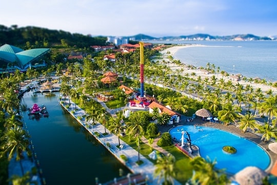 Viên ngọc biển đẹp nhất miền Bắc cách Hà Nội 2 tiếng: Bãi 5km, hàng dừa và công viên như Disneyland