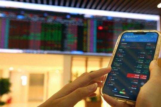 Nhóm trụ điều chỉnh, VN-Index vẫn giữ sắc xanh nhờ dòng "bank và chứng"