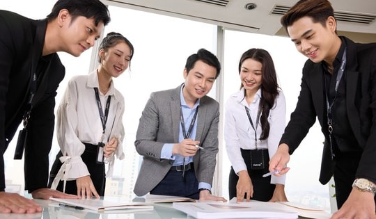 Nhà đầu tư nên làm gì khi thị trường chứng khoán đang tiến sát đỉnh lịch sử?