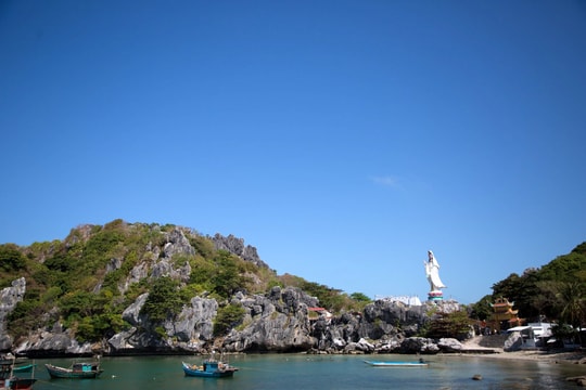 Giữa biển Tây có một hòn đảo kỳ bí: Tượng Phật như hải đăng, hang đá như mê cung