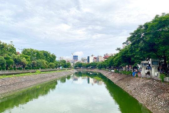 Nước sông Tô Lịch đã chuyển màu, Hà Nội lên đề án cải tạo thêm 3 con sông khác