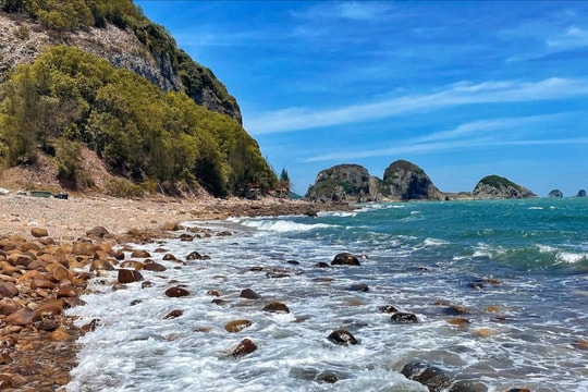 Bãi biển trong vắt như pha lê ở xứ Thanh: Ít người biết nhưng đẹp như miền Địa Trung Hải