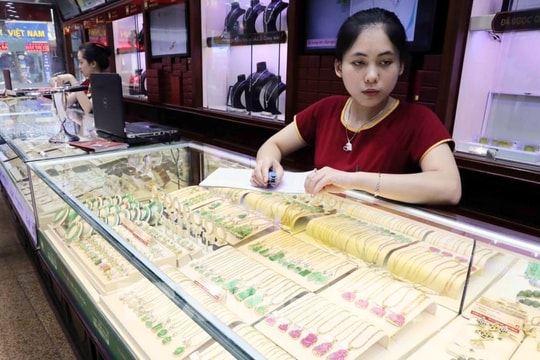 Dự báo giá vàng ngày mai 25/7: “Rớt thẳng” khỏi vùng đỉnh, cơ hội bắt đáy có thật sự đến?