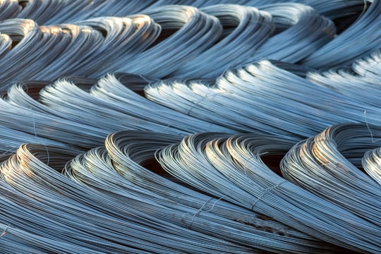 Giá thép hôm nay 17/10/2025: Tiếp đà giảm, áp lực dư cung đè nặng