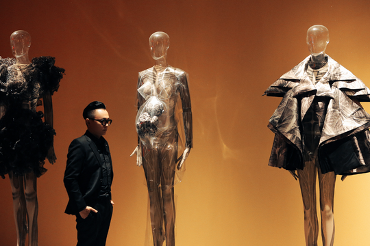 Trầm trồ trước độ giàu có của Nhà thiết kế Công Trí: Những bộ váy thương hiệu triệu đô, khối tài sản ngầm gây choáng