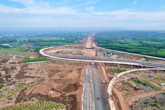 Cuộc tổng lực "3 ca, 4 kíp" trên công trường cao tốc Biên Hòa - Vũng Tàu