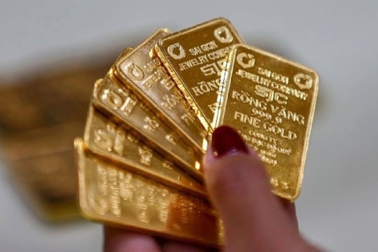 Dự báo giá vàng ngày mai 31/7: Giao dịch giằng co, nhà đầu tư nên “ôm” hay “bán”?