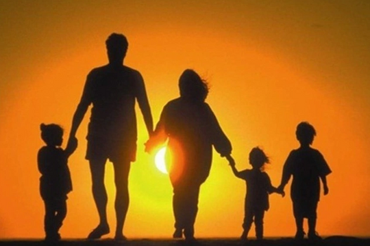 Vì sao ba thế hệ sống chung nhà ngày nay lại dễ "va chạm" hơn xưa?