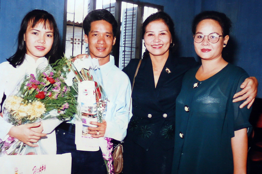 Từng kiếm 2,5 cây vàng mỗi show, ông hoàng hài kịch U70 vẫn lẻ bóng, nhận con trai nuôi như ruột thịt