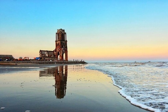 Cách Hà Nội 2 giờ có một miền quê “giữ hồn Việt” ven biển: Nhà thờ Đổ và chùa cổ nghìn năm cùng hiện hữu