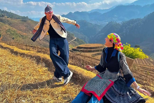 Phong cách sống "hồi xuân" của mẹ đơn thân U40: Nhà 600m2, hàng hiệu phủ kín, yêu trai đẹp kém hơn chục tuổi