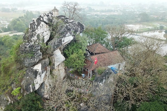 Cách trung tâm Hà Nội 25km có một ngôi chùa hơn 600 tuổi "treo giữa mây trời": Ẩn mình trên núi đá, đẹp như chốn bồng lai
