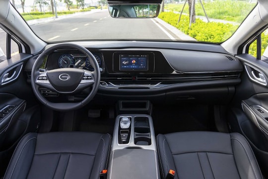 Trải nghiệm sedan điện giá hơn 500 triệu: Rộng như xe hạng D, lái êm