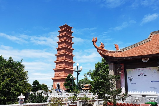 Có một bãi biển uốn lượn như dải lụa giữa thành phố Cảng: Nơi núi rừng, biển xanh và ký ức giao hòa