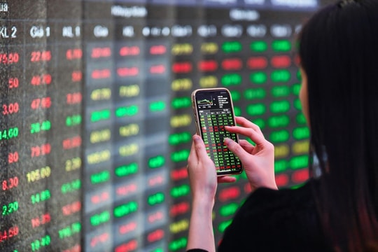 Top 10 cổ phiếu biến động mạnh nhất: Tìm điểm mua, bán và cắt lỗ phiên sáng 6/8