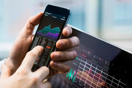 Dòng tiền cuồn cuộn đổ vào nhóm "bank, thép", VN-Index lại có đỉnh mới