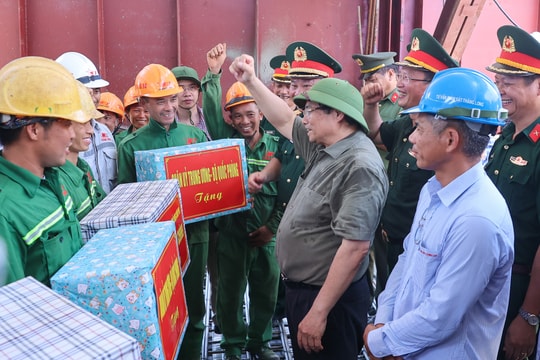 Thủ tướng kiểm tra tiến độ cầu Phong Châu, chỉ đạo triển khai tuyến cao tốc mới tại Phú Thọ