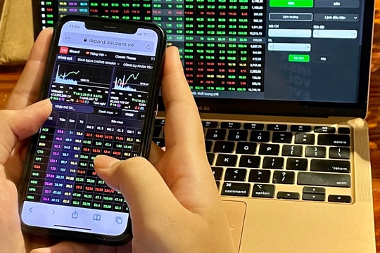 Điểm nóng nhóm ngân hàng, VN-Index đảo chiều vượt mốc 1.610 điểm