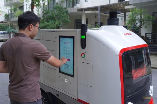 Robot giao hàng tự động đầu tiên tại Việt Nam đang được một thành viên Viettel đưa vào thử nghiệm