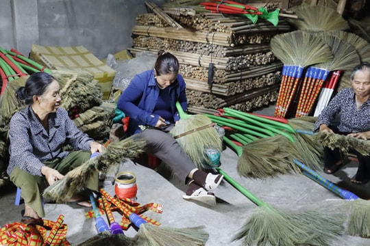 Nông dân Hưng Yên giữ nghề lạ, thu nhập hàng trăm triệu/năm