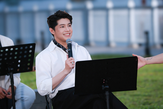 Lối sống chuẩn quý ông: Biệt thự tiền tỷ, xế sang và phong cách thời trang hàng hiệu của nam ca sĩ đình đám showbiz Việt