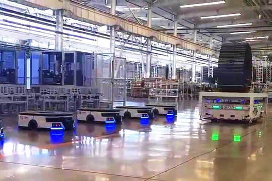 200 robot “điều hành” dây chuyền sản xuất máy xúc tại Trung Quốc