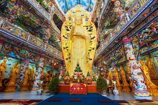 Ngôi chùa nắm giữ 11 kỷ lục, đẹp như “tuyệt tác khảm sành” giữa phố núi Đà Lạt