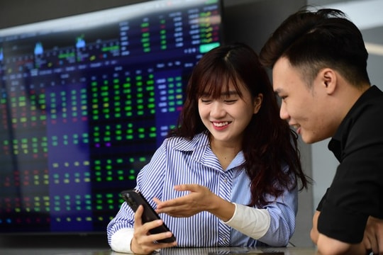 Top 10 cổ phiếu biến động mạnh nhất: Tìm điểm mua, bán và cắt lỗ phiên sáng 15/8