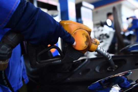 Giá xăng dầu hôm nay 15/8: Dầu tăng nhẹ, xăng giảm mạnh