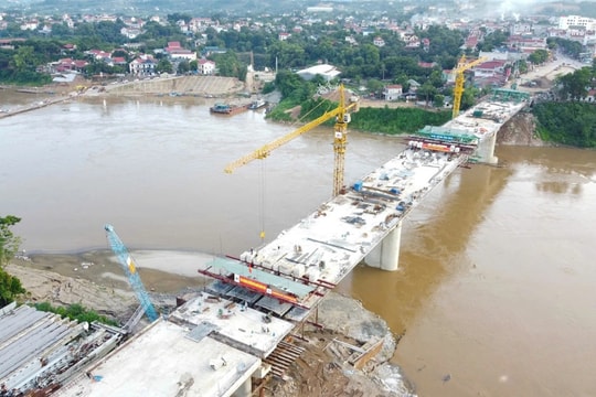 Người dân hai đầu cầu Phong Châu chuẩn bị đón tin vui