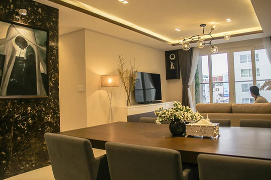 Nam ca sĩ tự nhận chỉ là "thợ hát" khiến fan choáng với khối tài sản bạc tỷ