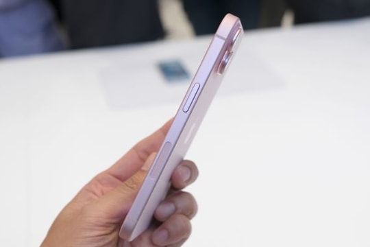 Chiếc iPhone "cam chéo cuối cùng" nay rẻ bất ngờ: Màn hình cực đại, pin vượt cả Pro Max