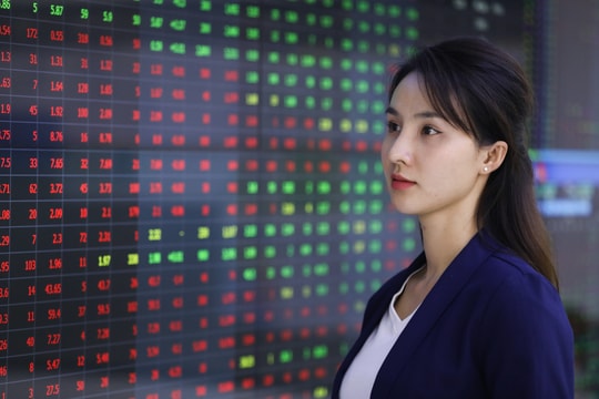 Top 10 cổ phiếu biến động mạnh nhất: Tìm điểm mua, bán và cắt lỗ phiên sáng 19/8