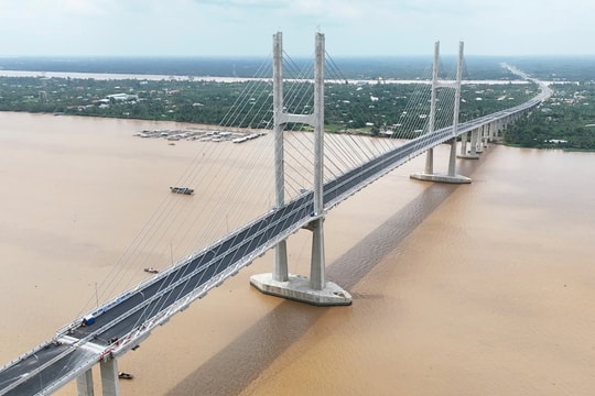 Một trong những cây cầu lớn nhất ở Đồng bằng sông Cửu Long nối đôi bờ sông Tiền chính thức đi vào hoạt động
