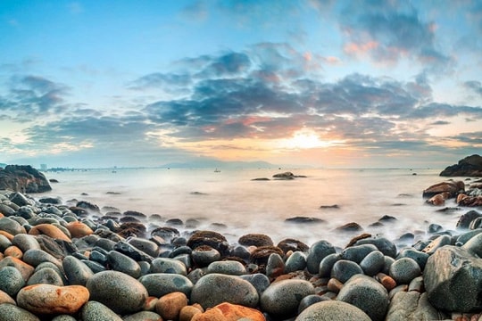 Bãi biển ít người biết ở miền Trung, nhỏ bé nhưng gây choáng ngợp bởi bãi đá tròn như trứng