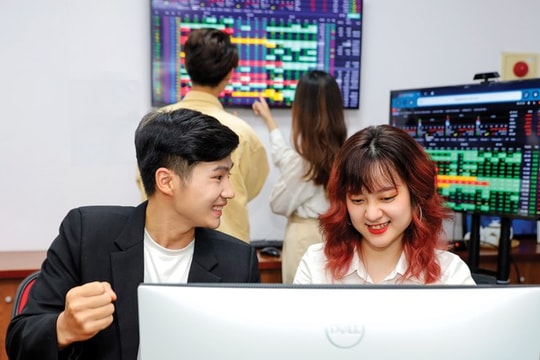 Chứng khoán sáng 19/8 bùng nổ với thanh khoản tỷ đô, cổ phiếu ngân hàng tỏa sáng