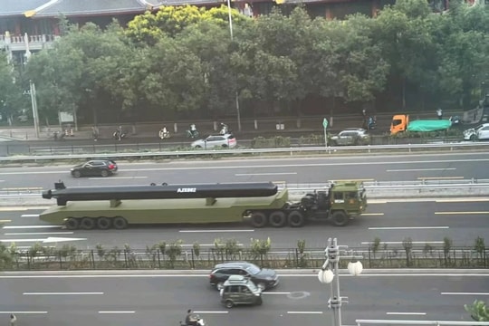 Tàu ngầm hạt nhân tự hành của Trung Quốc lộ diện trước duyệt binh